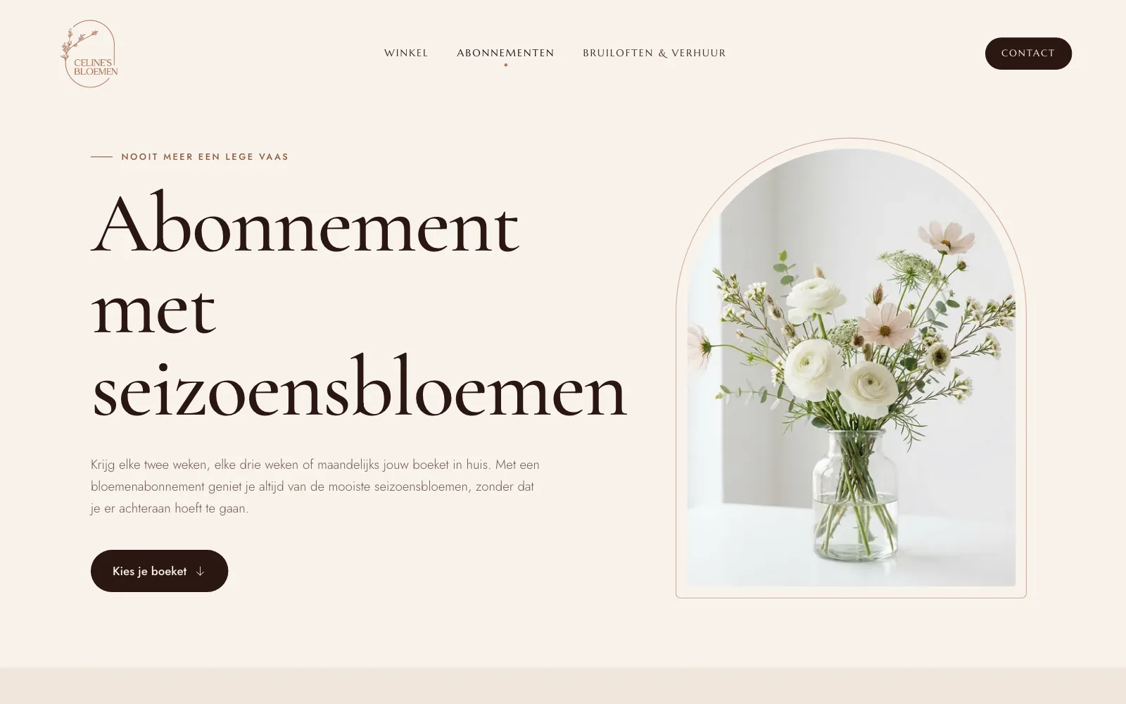 De pagina Abonnementen van Celine's Bloemen, met de kop Abonnement met seizoensbloemen en een boeket in een glazen vaas in de boog uit het logo